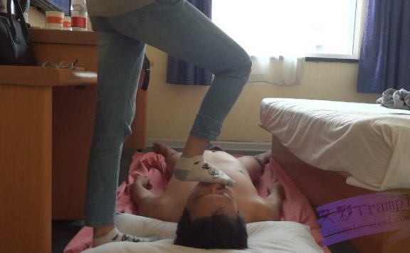 【网盘】牛仔裤白棉袜踩祈祷哥的