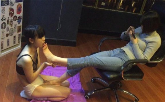 【网盘】蘿莉閨蜜深喉遊戲