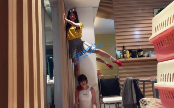 【网盘】最强女m：全新风格女女踩踏人肉舞毯！