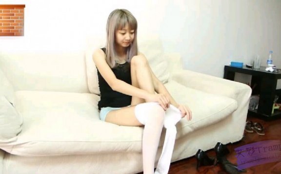 【网盘】家奴伺候lulu性感白丝袜美腿。美足