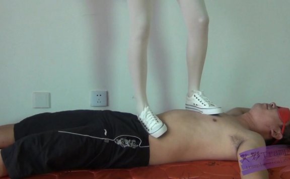 【网盘】LULU 新买的帆布鞋踩踏 不喜欢舔也得舔