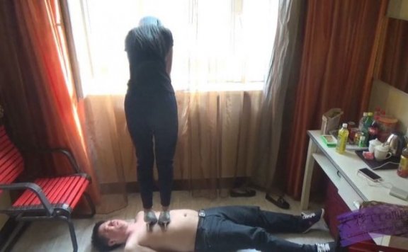 【网盘】思思高跟踩踏