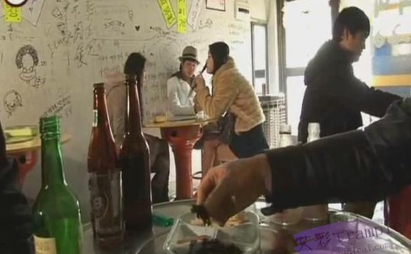 【网盘】饭店里大哥和小弟一起和俩美女玩恋足踩踏，口水 R-2243