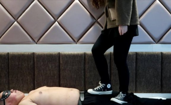 【网盘】【子怡】匡威全体重踩踏强迫毯子舔鞋底