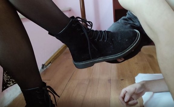 【网盘】厌女王调教舔鞋底