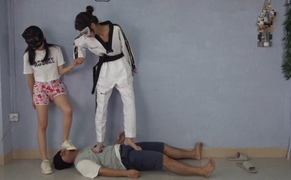 【网盘】【南国原创】跆拳道女生惩罚欺负她闺蜜的男生，踩在脚下无情的摧残