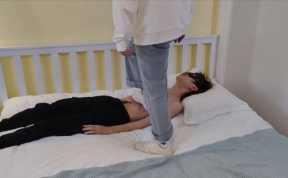 【网盘】【猫猫大人工作室】姐姐单独调教瘦m,在身上踩鞋印 YC-211127-2