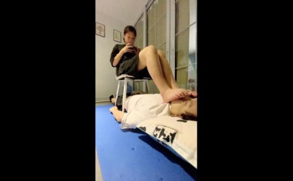 【网盘】【萝莉酱】足球健将小玉首调 穿了半个多月没洗的脏袜子蹦跳踩踏闻舔臭脚