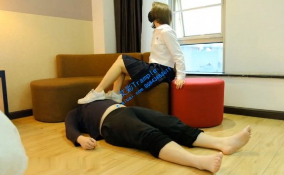 【网盘】制服小姐姐白袜耐克踩踏tj