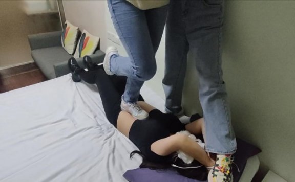 【网盘】【珂珂女m】带男朋友看我是怎么被主子和她闺蜜全体重踩踏的 YC-221108