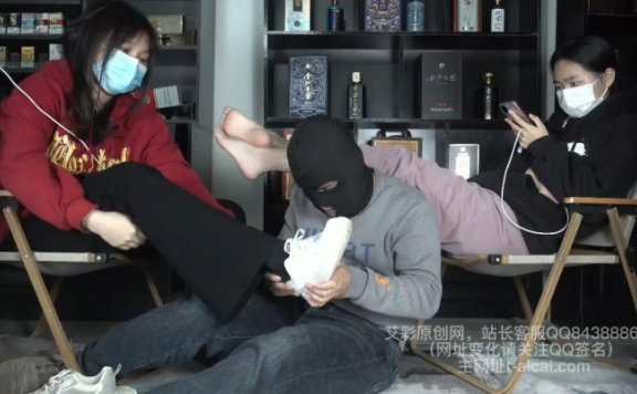 【网盘】【樱女王】樱女王的两个女同学享受奴隶的舔脚服务,一脸鄙视!YC-230203-2