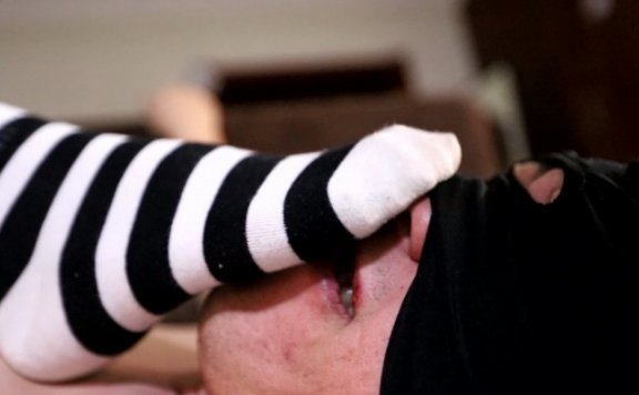 【网盘】【爱吃橘子的喵】臭脚使劲蹂躏脸强迫闻棉袜