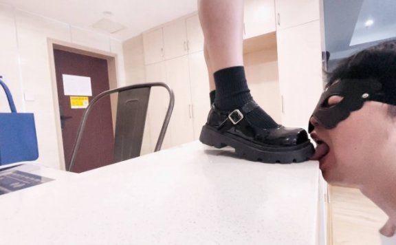 【网盘】【00后小彤】JK小皮鞋玩弄哥哥,踩踏舔鞋踩舌头踩手 YC-230414-7