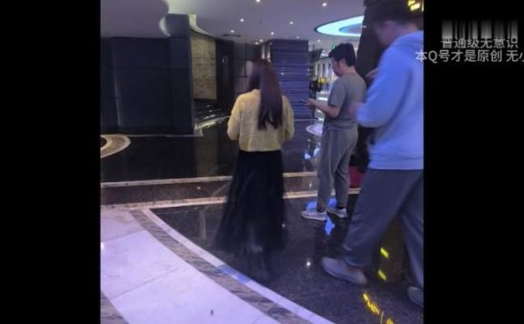 【网盘】B624 – 无意识裙子粗跟短靴小姐姐踩手 bf42517