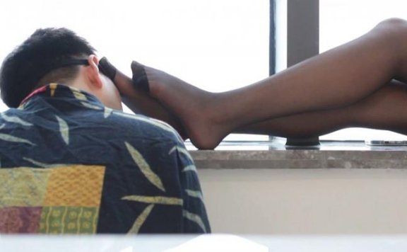 【网盘】【黑丝诱惑】素人篇：探店主播洋洋原味黑丝高跟鞋踩踏狗奴 YC-240801