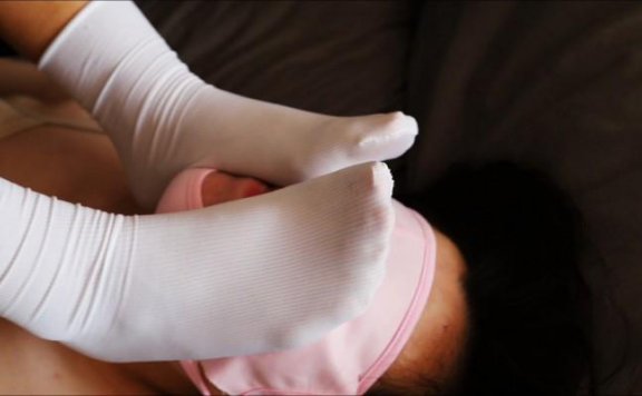 【网盘】【超级女M】穿好几天的臭冰丝袜踩踏强制舔 JS240902-5