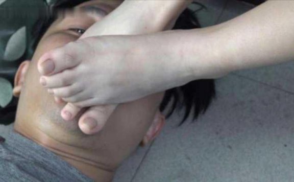 【网盘】【南国原创】舔脚片,小悦S一边玩游戏一边享受M的服务! YC-241128-2