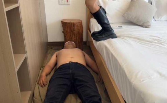 【网盘】【小鲨鱼殿下】长靴舔鞋底+踩踏 纯享版 YC-241213-3