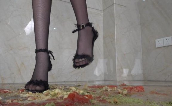 【网盘】【南国原创】雪儿女神黑丝高跟鞋踩踏食物,第一人称语言羞辱,身临其境 YC-241216