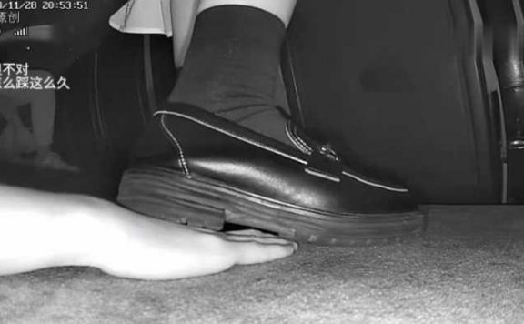 【网盘】B754 – 无意识黑长袜小皮鞋疑似被发现持续踩手 bf49172