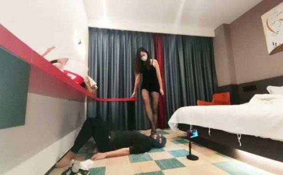 【网盘】黑丝酒红高跟小鱼女神羞辱奴隶闻吸干净主人胯下和屁眼味道! YC-250228