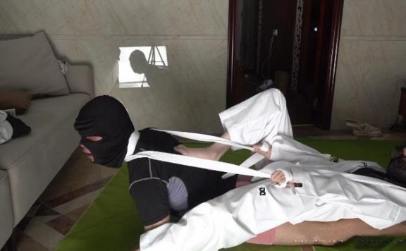 【网盘】【南国原创】女神雪儿格斗片，腿绞，踩脖子，坐脸锁喉窒息 ACYC-4316