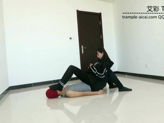 【网盘】00后天使女主骑乘散步，臭棉袜堵脸踩下体！