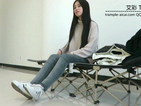 【网盘】超漂亮老师天依女主棉袜堵嘴，裸足踩脸！