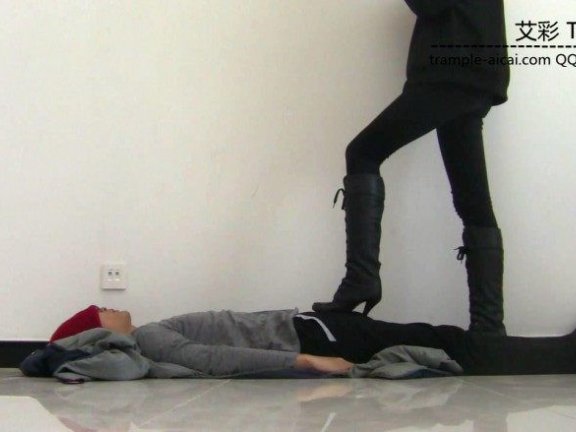 【网盘】00后天使女主高跟长靴践踏贱狗，玩弄下体，全体重踩踏！