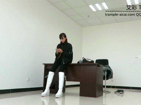 【网盘】00后天使女主白色长靴骑乘牲畜马来回溜达！