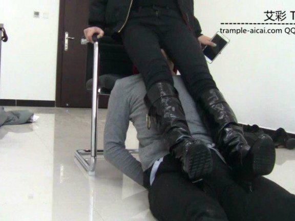 【网盘】00后女主长靴坐脸窒息虐踩下体！