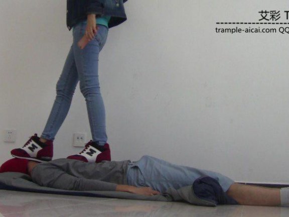 【网盘】萌主运动鞋践踏贱狗30多分钟！