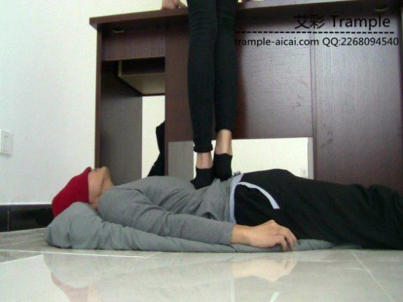 【网盘】00后天使女主棉船袜全体重踩狗头，下体各种践踏！