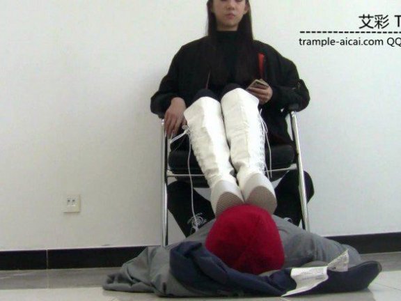 【网盘】00后天使女主出演舔靴闻靴棉袜踩下体！