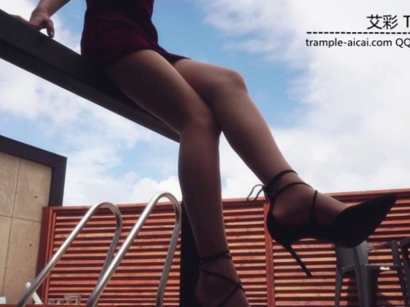 【网盘】性感丝袜高跟鞋全程痛苦践踏调教