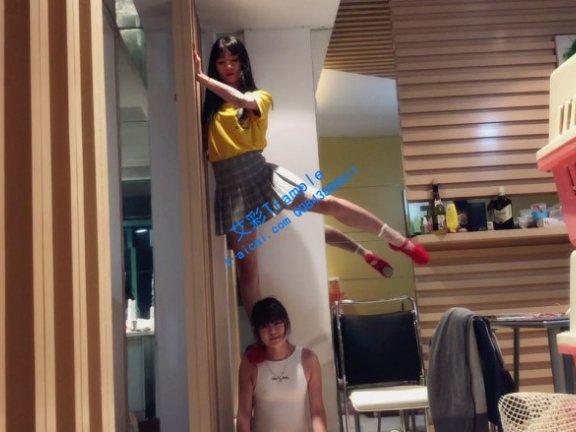 【网盘】最强女m：全新风格女女踩踏人肉舞毯！