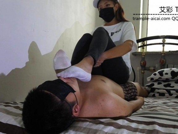 【网盘】鸽宝原创真实一个月脏袜子调教舔舐塞嘴坐脸