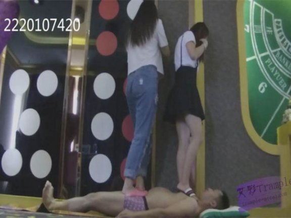 【网盘】年轻的妈妈和女儿脚下的活物