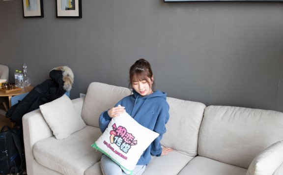 资讯|物恋传媒 – NO.098期 《米莱》 运动鞋,棉袜,裸足