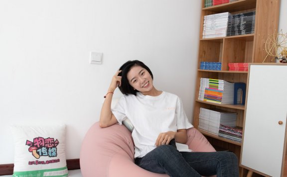 资讯|物恋传媒 – NO.578期 《小飞》 匡威帆布鞋，浅蓝白色相间棉袜，裸足