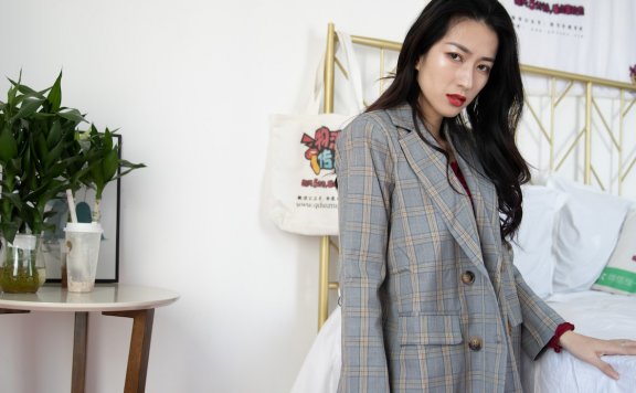 资讯|物恋传媒 – NO.715期 《小茶》 高跟长靴,油亮黑丝,踩东西剧情