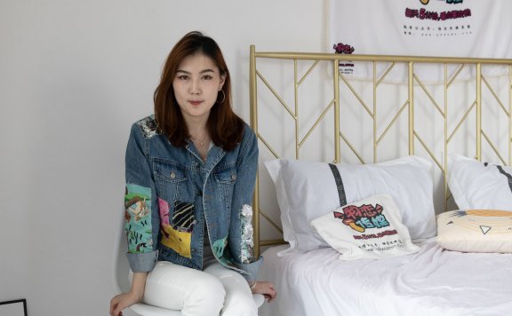 资讯|物恋传媒 – NO.1090期 《橘子》 运动鞋，粉色短棉袜，裸足