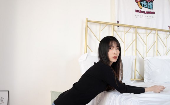 资讯|物恋传媒 – NO.1347期 《猫耳》 板鞋，粉色船袜，裸足，内含肚子疼揉肚子剧情