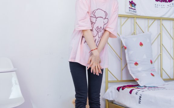 资讯|物恋传媒 – NO.1550期 《欢欢》 匡威板鞋，粉色棉袜，肚子疼揉肚子剧情