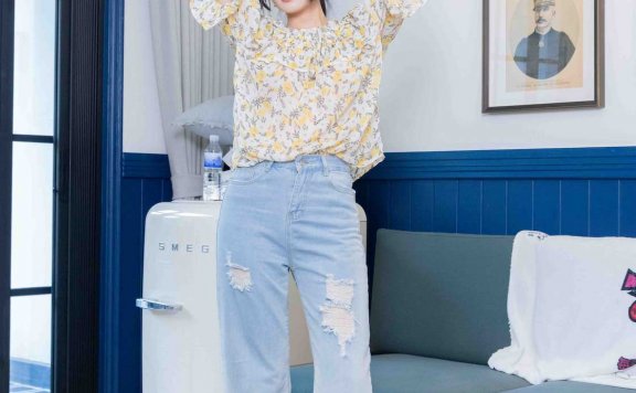 资讯|物恋传媒 – NO.2105期 《小敏》 两双凉鞋，薄短肉丝[脚尖加固款]，裸足，物恋传媒摄影作品