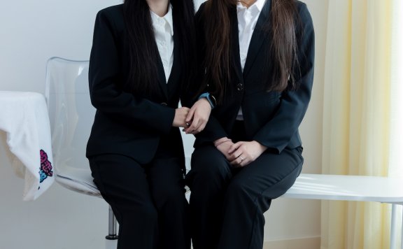 资讯|物恋传媒 – NO.2216期 《泡泡嘉木》 平底鞋，高跟鞋，短白丝，ol制服，穿鞋脚对脚剧情