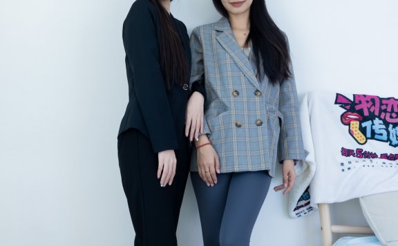 资讯|物恋传媒 – NO.2338期 《菜菜岚岚》 两双平底鞋，短黑丝，短肉丝，互相用脚给对方的脚涂婴儿油剧情