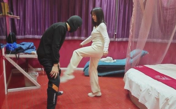 资讯|病娇工作室 娇娇碎蛋的艺术舔脚恋足踢裆闻脚虐乳 [30分19秒]