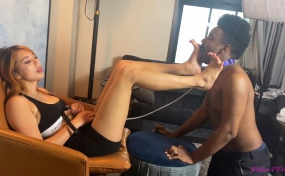 资讯|欧美调教 高贵韩裔Kim女神原味汗脚调教小黑！臭脚踩脸踹脸脚深喉闻舔女神原味脚 [48分56秒]