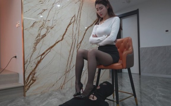 资讯|女王女主 高跟踩乳头撒尿，高跟全体重踩在乳头上直接圣水，创新新高度。 [48分56秒]